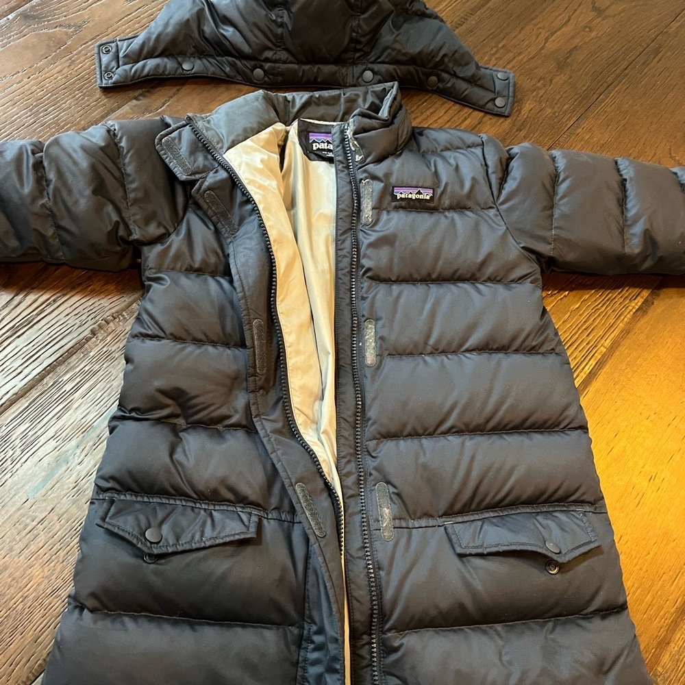 Kids down parka in XS (5-6). Smolder blue (navy). Velcro has fuzzies (see pic).